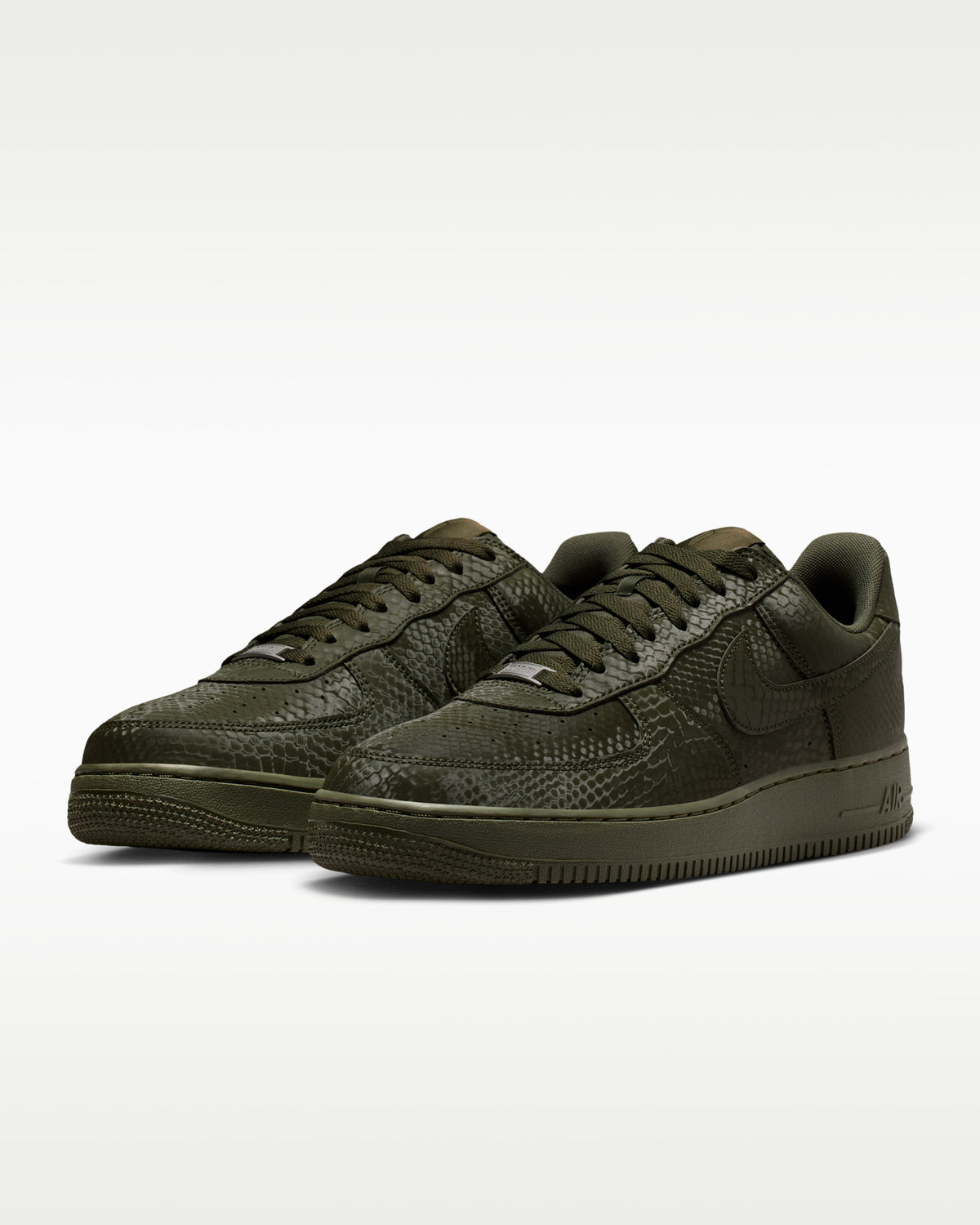 Cette paire est la Kobe Bryant x Nike Air Force 1 Low « Cargo Khaki » (référence SKU : IB0018-301).