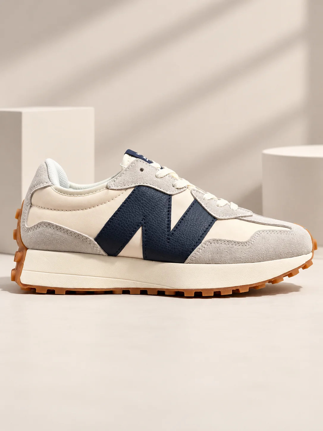NEW BALANCE 574 – BEIGE & BLEU MARINE