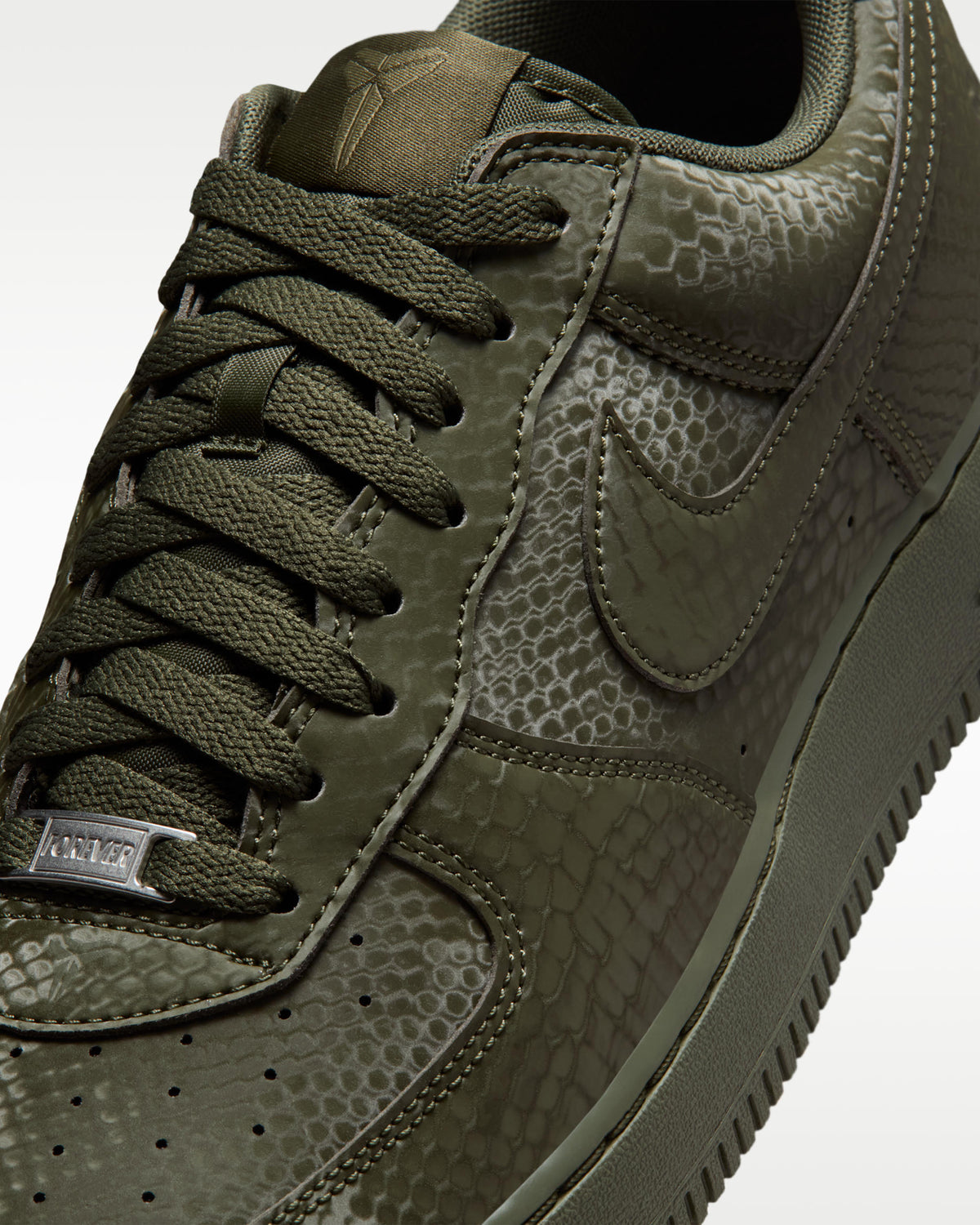 Cette paire est la Kobe Bryant x Nike Air Force 1 Low « Cargo Khaki » (référence SKU : IB0018-301).