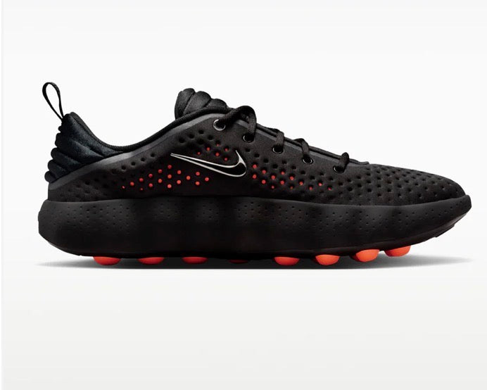 Nike Mind 002 dans le coloris iconique "Black / Hyper Crimson".