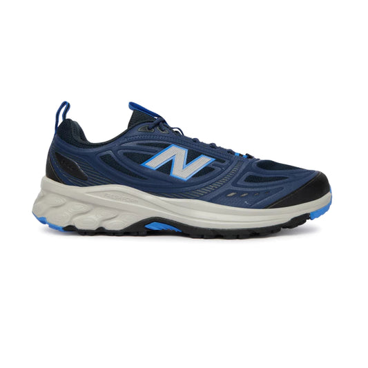New Balance Fresh Foam 410v9 arborent un design bleu marine et bleu clair avec une semelle intermédiaire blanche.