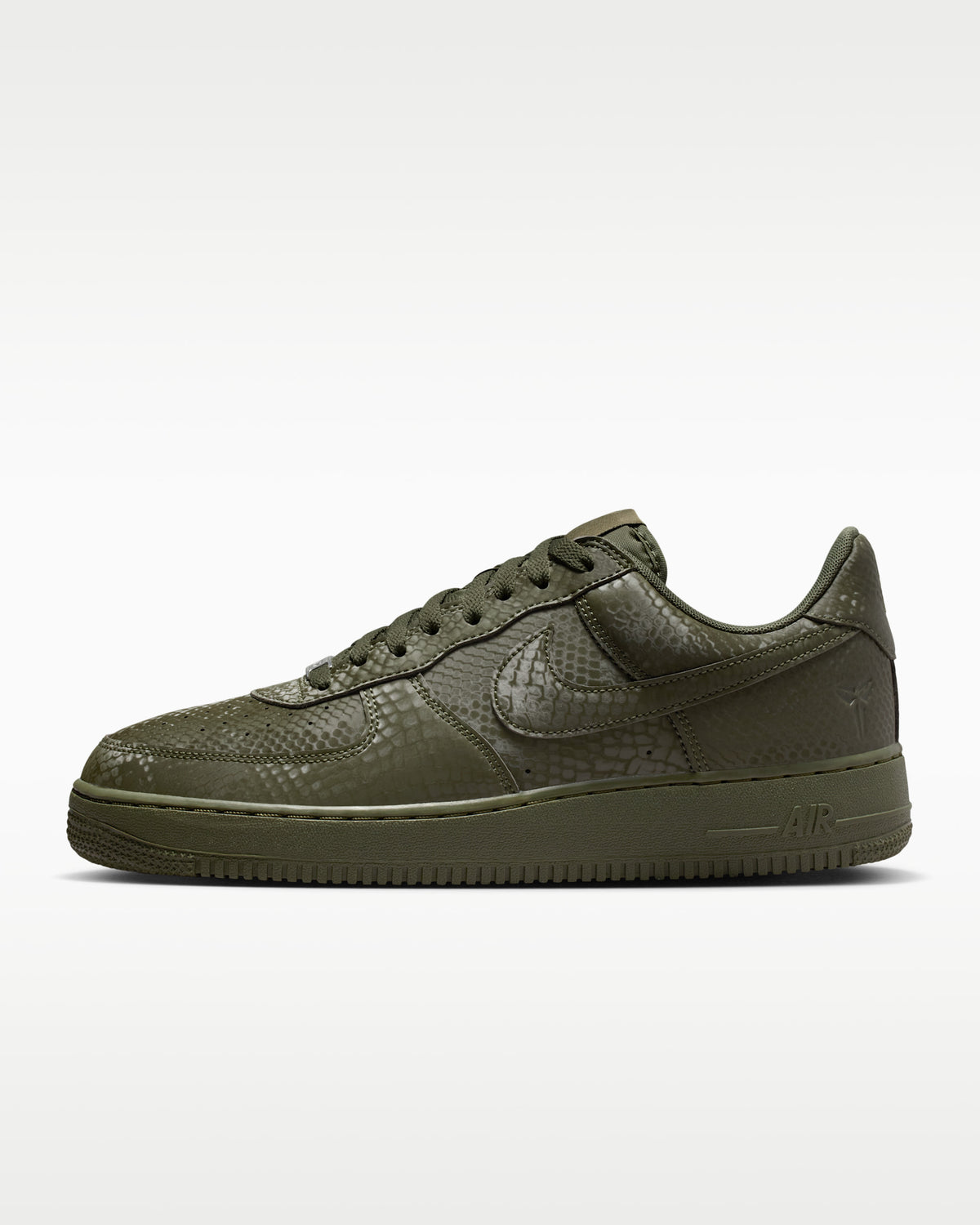 Cette paire est la Kobe Bryant x Nike Air Force 1 Low « Cargo Khaki » (référence SKU : IB0018-301).