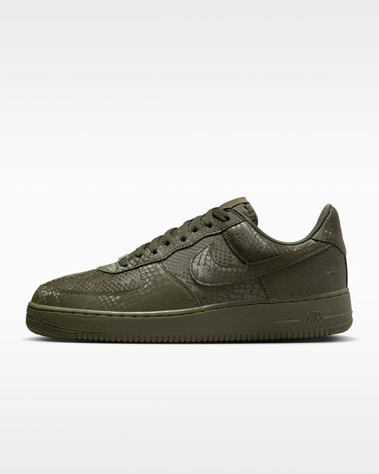 Cette paire est la Kobe Bryant x Nike Air Force 1 Low « Cargo Khaki » (référence SKU : IB0018-301).