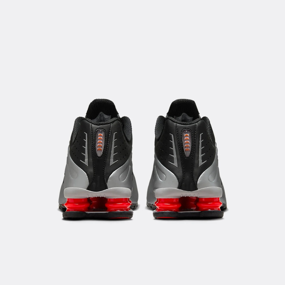 NIKE SHOX R4 NOIRE ET ARGENTÉE