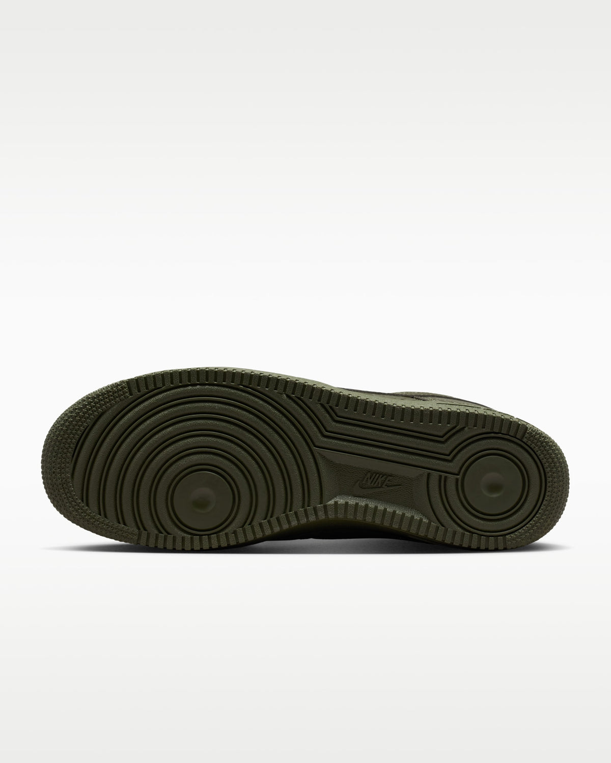 Cette paire est la Kobe Bryant x Nike Air Force 1 Low « Cargo Khaki » (référence SKU : IB0018-301).