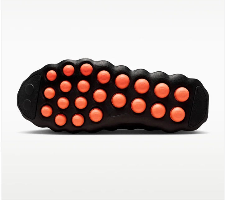 Nike Mind 002 dans le coloris iconique "Black / Hyper Crimson".