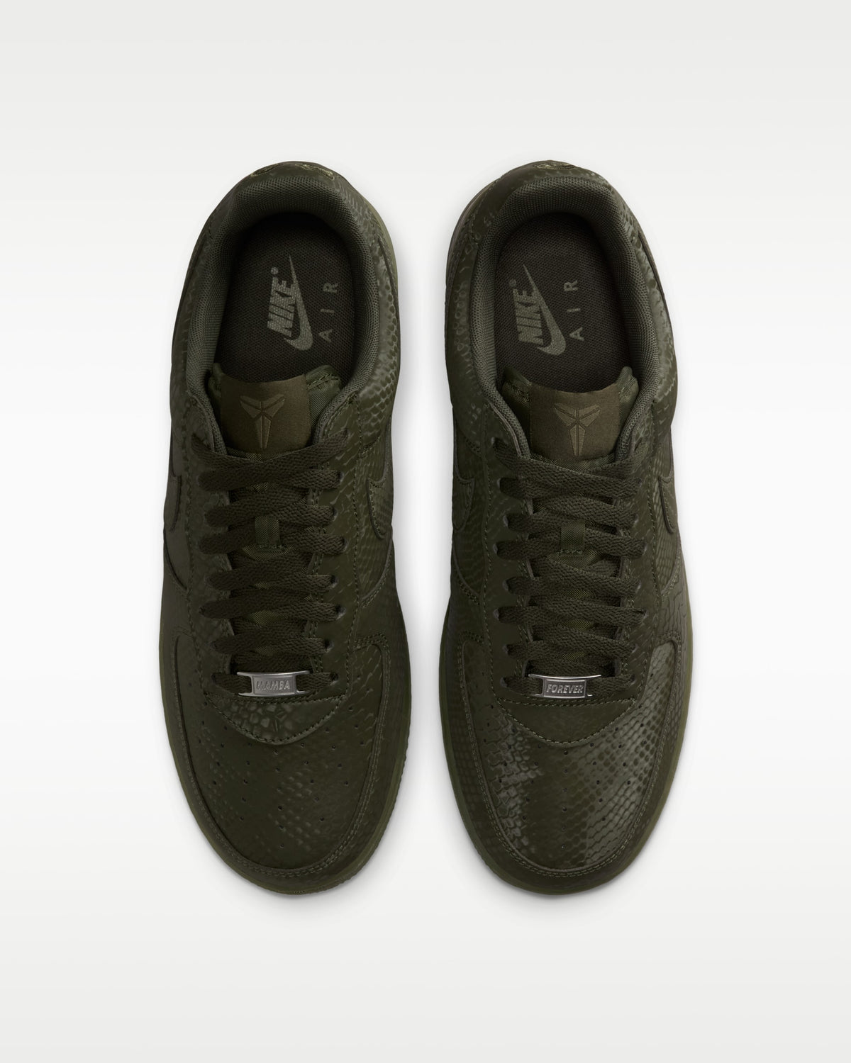 Cette paire est la Kobe Bryant x Nike Air Force 1 Low « Cargo Khaki » (référence SKU : IB0018-301).