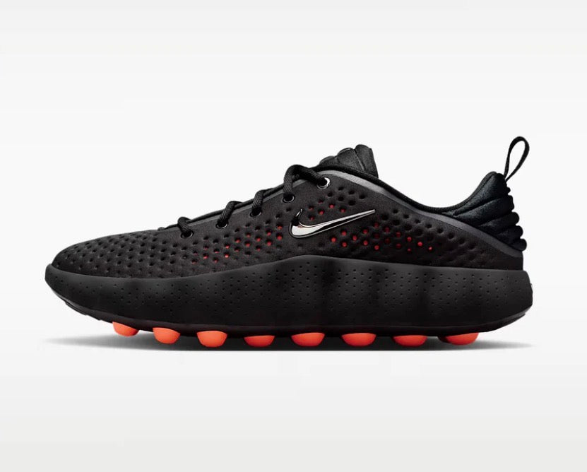 Nike Mind 002 dans le coloris iconique "Black / Hyper Crimson".