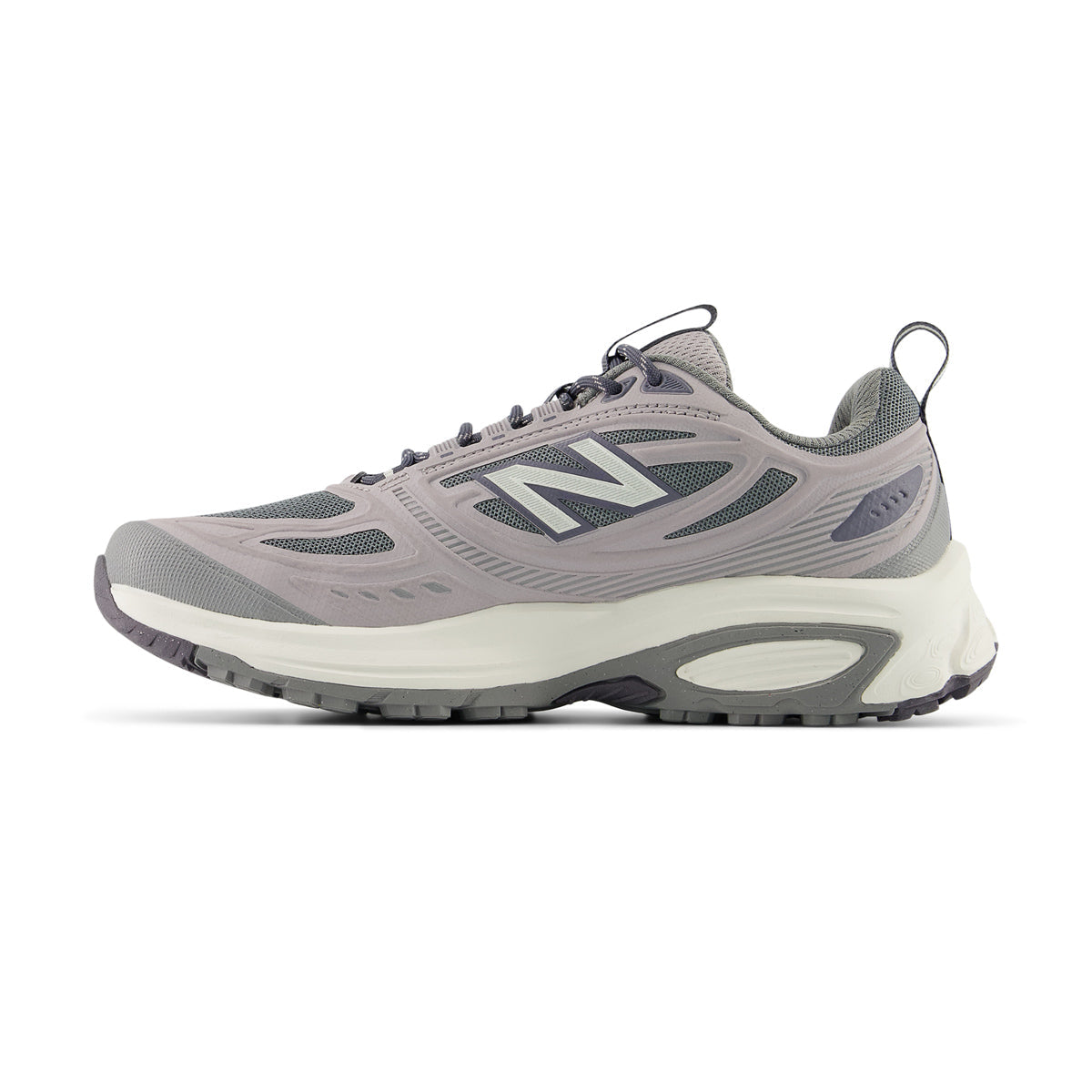 New Balance 410 dotées d'une empeigne en mesh respirant et d'une épaisse semelle intermédiaire amortissante