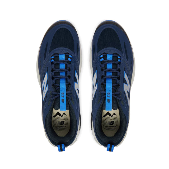New Balance Fresh Foam 410v9 arborent un design bleu marine et bleu clair avec une semelle intermédiaire blanche.
