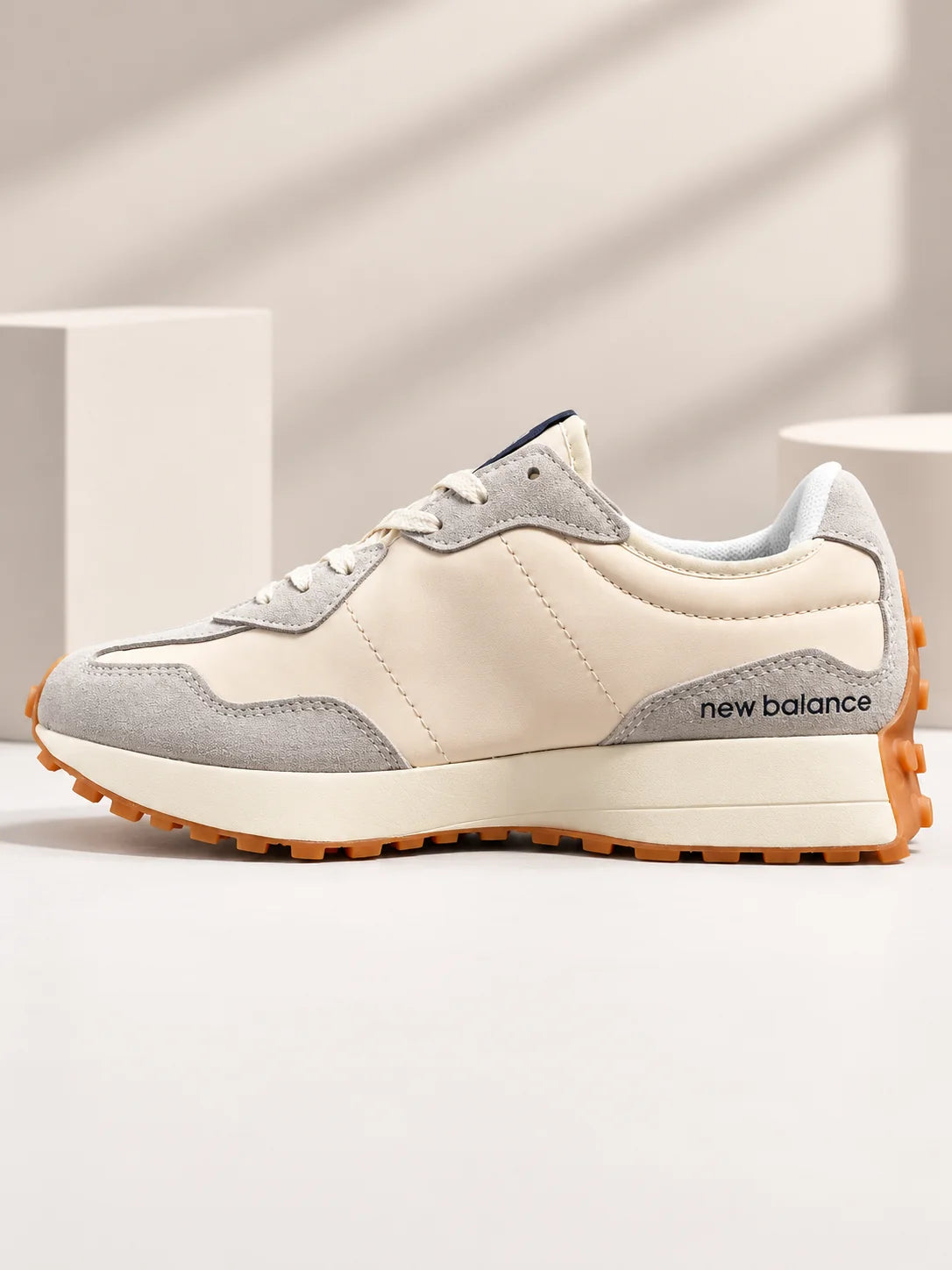 NEW BALANCE 574 – BEIGE & BLEU MARINE