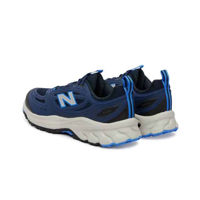 New Balance Fresh Foam 410v9 arborent un design bleu marine et bleu clair avec une semelle intermédiaire blanche.