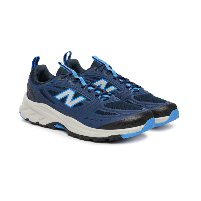 New Balance Fresh Foam 410v9 arborent un design bleu marine et bleu clair avec une semelle intermédiaire blanche.