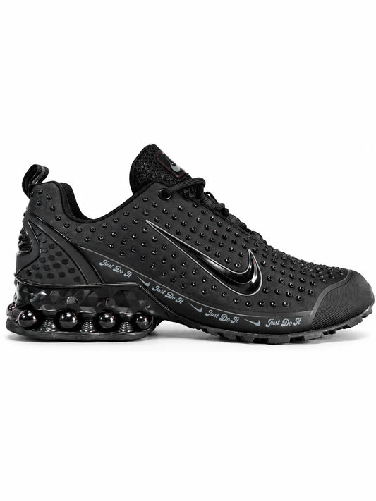 NIKE SHOX NOIR – PERFORMANCE & STYLE